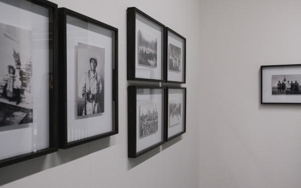 Verschiedene Bilder hängen an der Wand
