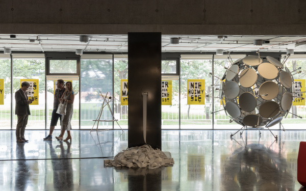 Blick in die Ausstellung »Global Control and Censorship« in Prag
