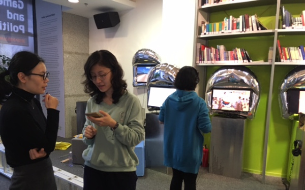 Ausstellung mit Computerbildschirmen, auf denen Videospiele zu sehen sind