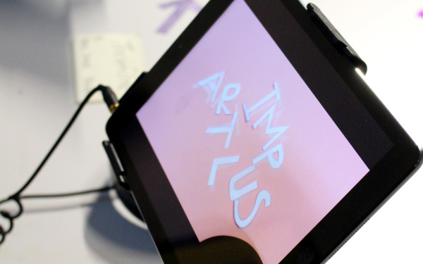 Eine Fotoaufnahme eines iPads im Rahmen der Veranstaltung »Art im Puls«.