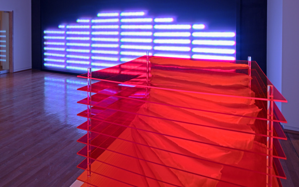 Zu sehen ist eine Installationsansicht von Peter Weibel. Mehrere quadratische Platten sind übereinander installiert. 
