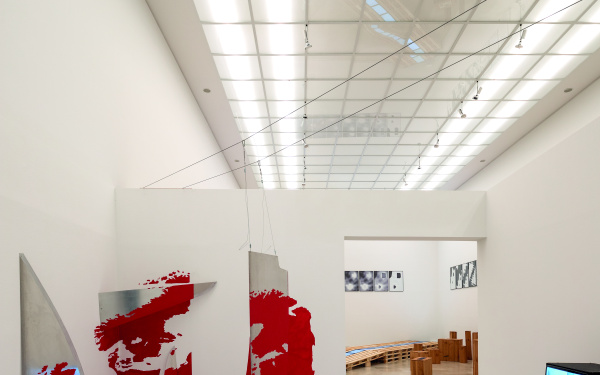 Installationsansicht. Im Raum ist eine Weltkarte dreidimensional in die Wand verwachsen. 