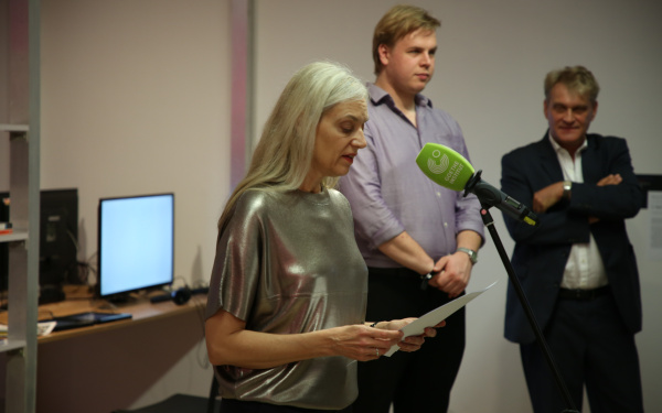 Christiane Riedel, Geschäftsführender Vorstand des ZKM, spricht bei der Eröffnung in Mumbai. 
