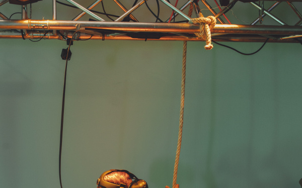 A children wearing VR glasses stands in a hot-air balloon 