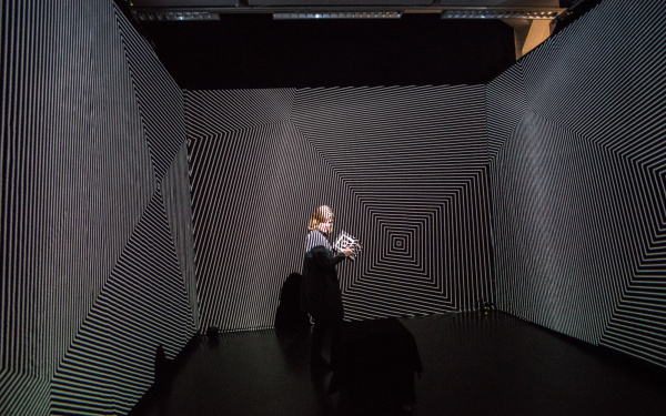 Installation view of the sound installation »Quad²« by Lucas Grey. 