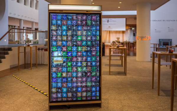 Impressionen der Ausstellung »Open Codes« in der Landesvertretung BW in Berlin.