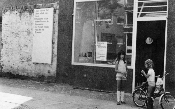 Schwarz-weiß Foto zeigt den Blick auf die Galerie Dieter Hackers in der Grainauer Straße
