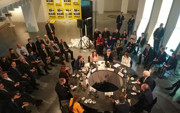 Bundespräsident Frank Walther Steinmeier bei einer Diskussion mit Vertretern der Zivilgesellschaft und Studierenden zum Thema "Die Zukunft der Demokratie in Europa« in der Ausstellung »GLOBAL CONTROL AND CENSORSHIP« in ZIlina»