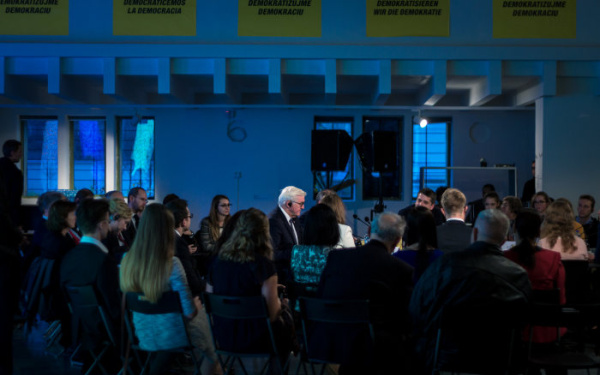 Bundespräsident Frank Walther Steinmeier bei einer Diskussion mit Vertretern der Zivilgesellschaft und Studierenden zum Thema »Die Zukunft der Demokratie in Europa« in der Ausstellung »GLOBAL CONTROL AND CENSORSHIP« in Zilina. 
