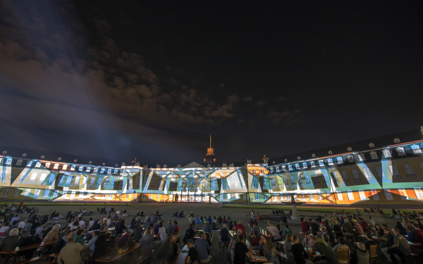 Das Karlsruher Schloss in buntem Licht