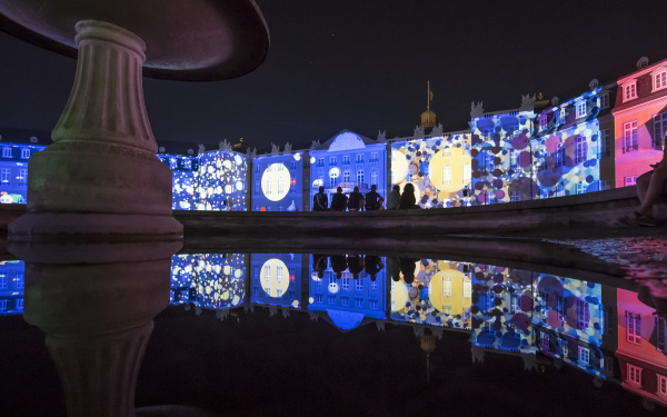 Das Karlsruher Schloss in buntem Licht