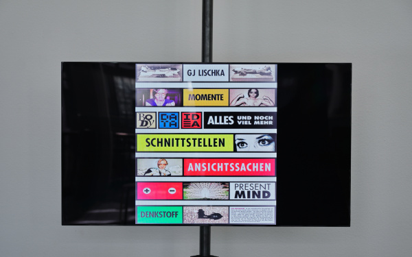 Zu sehen ist ein Bildschirm, auf dem verschiedene Kacheln angezeigt werden. 