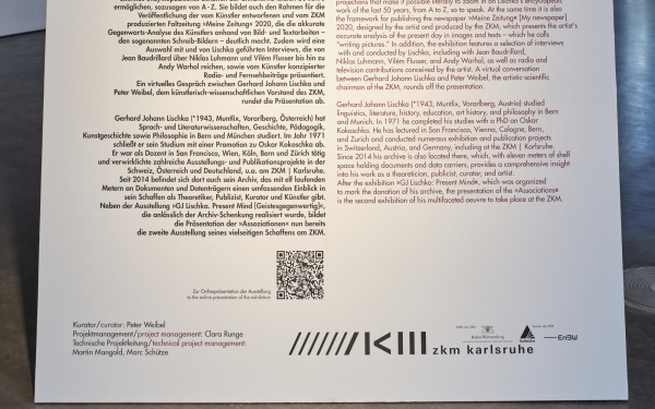 Zu sehen ist eine große Platte mit dem Ausstellungstext zu Gerhard Johann Lischka. 
