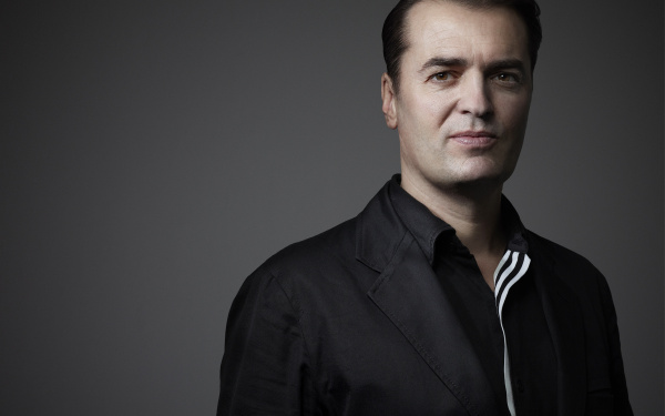 Das Bild zeigt ein Portrait des Architekten Patrik Schumacher, Zaha Hadid Architects