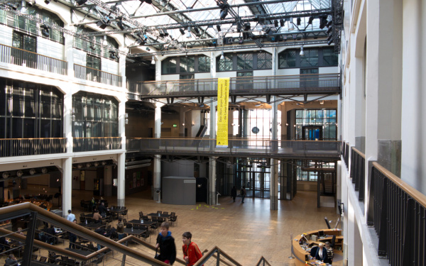 Das ZKM Foyer vom Museumsbalkon aus