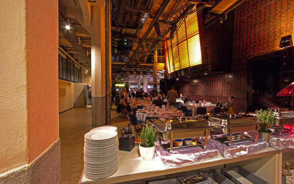 Buffet im Durchgang vom ZKM Foyer zur HfG