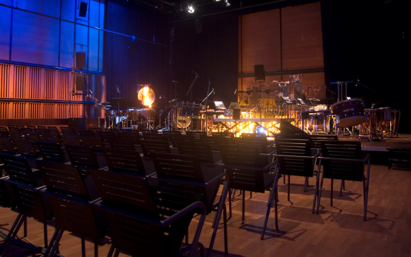 Leere Reihenbestuhlung im ZKM Kubus mit Orchesteraufbau auf der Bühne