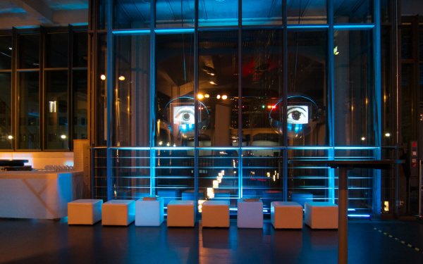 Der ZKM_Musikbalkon mit Sitzhockern bei Nacht