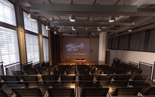 Der ZKM_Vortragssaal mit Blick auf Podium