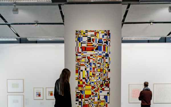 Ein Mosaik aus Farbflächen erstreckt sich von der Wand bis über den Boden