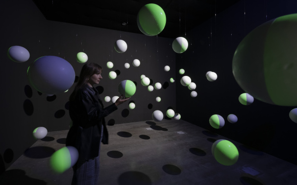 Blick in die Ausstellung »Writing the History of the Future« auf die Installation »Kugelkabinett«