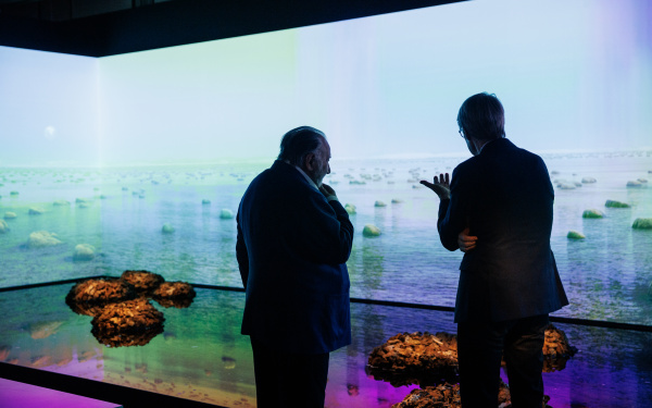Die Kuratoren Prof. Peter Weibel und Prof. Dr. Norbert Lenz stehen vor dem Werk von James Darling und Lesley Forwood »Living Rocks. A Fragment of the Universe«