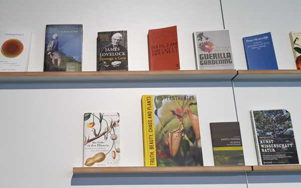 Bücher in ausstellung Critical Zones