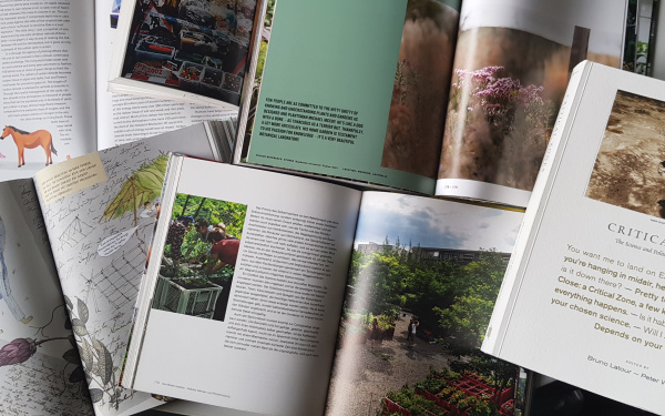 Büchertisch zur Ausstellung Critical Zones