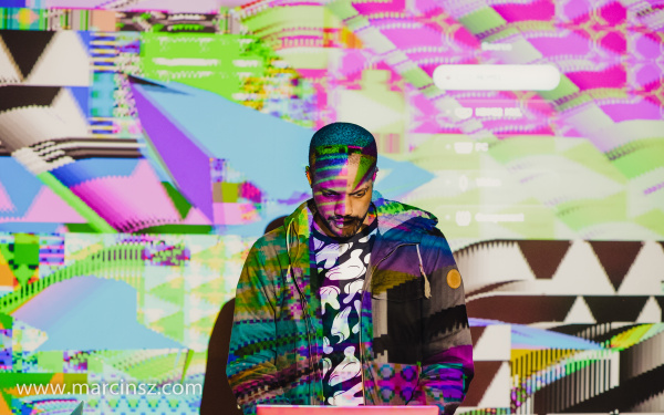Zu sehen ist Antonio Roberts bei seiner Live Coding Performance