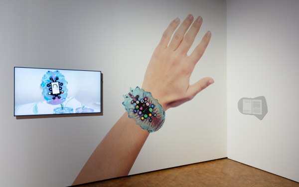 Aristarkh Chernyshev, »Personal information Organism. PiO ver 1.0«, 2019. Auf dem Bild ist eine Hand zusehen, die eine Uhr trägt. Diese Uhr ist eine Mischung aus einem genetisch veränderten Blutegel und einem Mobiltelefon.