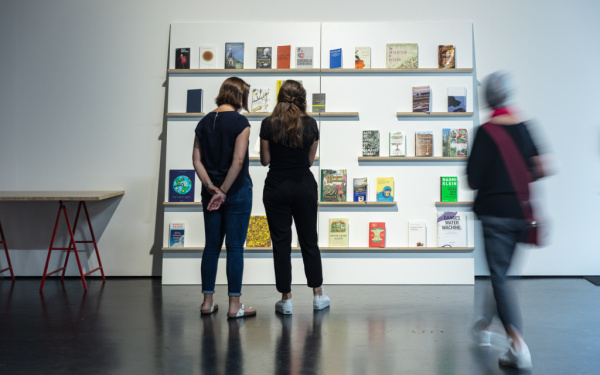 Bücherwand der Ausstellung Critical Zones