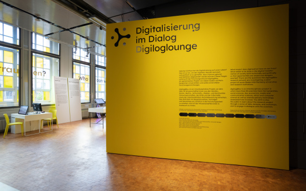 Gelbe Wand am Eingang des Ausstellungsbereichs