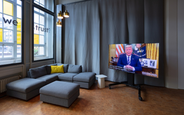 Couchecke mit Bildschirm in der Digiloglounge Nr. 1