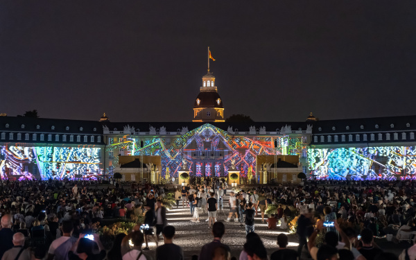 Bunte Abstrakte Formen ziehen sich über das Schloss und bilden verschiedene Strukturen.