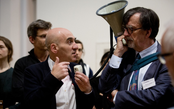 Bruno Latour mit Lautsprecher und weiterem Mann 