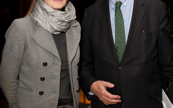 Ein Mann (Bruno Latour) und eine Frau (Margit Rosen) stehen nebeneinander und schauen in die Kamera.