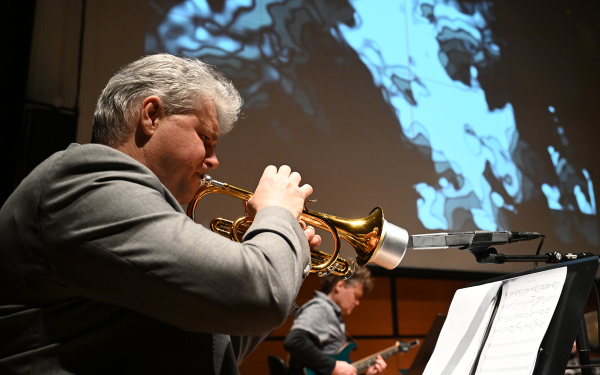 Zu sehen ist HP Ockert der Trompete spielt von der Band »Polytheistic Ensemble«.