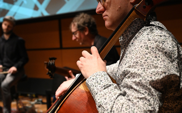 Zu sehen ist Hugo Smit der Cello spielt von der Band »Polytheistic Ensemble«.