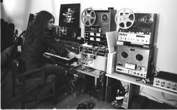 Laurie Spiegel während einer Performance