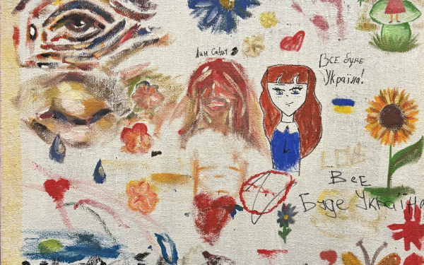 Auf diesem Gemälde sind viele kleine Dinge abgebildet. In der linken Ecke ist ein Auge zu sehen, einmal in offenen, einmal ein geschlossenes. Zusätzlich wurden Blumen und herzen und ein Mädchen gemalt. Das ganze Bild ist bunt.