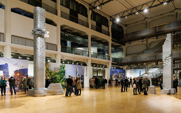 Eröffnung der Ausstellung ole scheeren : spaces of life. Im Hintergrund sieht man ein großes 3D Gebäude 