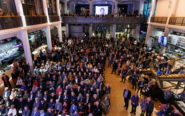 Viele Menschen sitzen und stehen im ZKM Foyer 