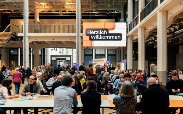 Das Bild zeigt das menschengefüllte Foyer des ZKM.
