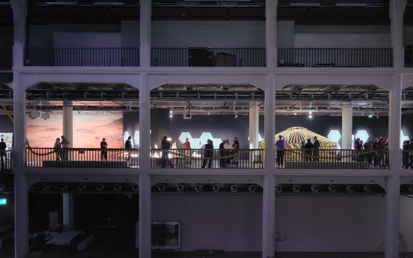 Zu sehen ist eine Innenansicht des ZKM, in dem eine Ausstellung im ersten Stock stattfindet. 