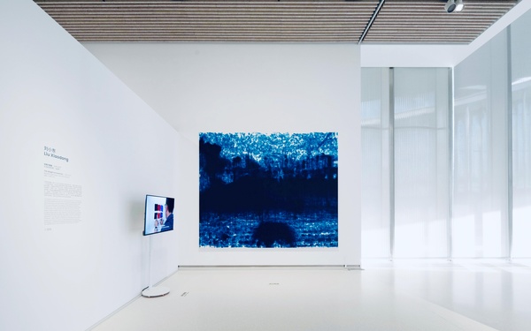 Blaues Kunstwerk an einer weißen Wand