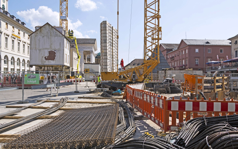 Eine Frau steht mitten auf der Baustelle