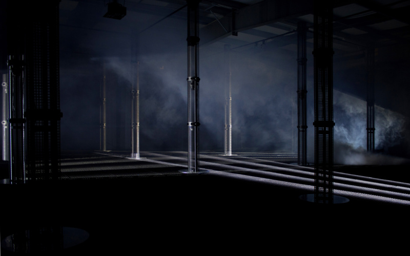 An empty room with columns