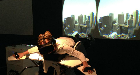 Mädchen testet den Vogelflugsimulator »Birdly«.