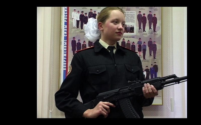 Mädchen mit Gewehr