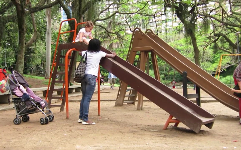 EIn Mädchen auf der Spielplatzrutsche